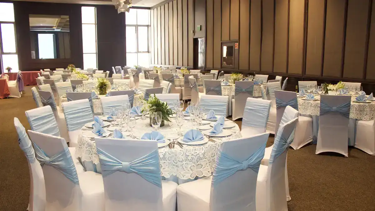 Salón Ciudad de México del Asturiano Polanco. Mesas circulares con centros de mesa. Tiene toques turquesa.
